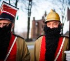 Dwóch turków - generał w ułańskim czako i jego podwładny w złotym hełmie. Obaj mają na sobie stylizowane mundury i długie czarne brody.