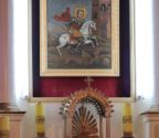 Obraz w ołtarzu głównym przedstawiający św. Jerzego na białym koniu, zabijającego smoka.
