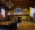 Widok na chór i prospekt organowy. Wnętrze kościoła jest skromne, ściany pokrywa drewniana boazeria.