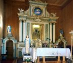 Ołtarz główny z obrazem Matki Bożej z Dzieciątkiem w części centralnej.