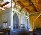 Organy na chórze kościoła.