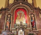 Ołatrz główny z obrazem Matki Boskiej Częstochowskiej w sukience z metalowej blachy.