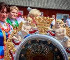 Kobiety w strojach kurpiowskich z feretronem z wizerunkiem Matki Boskiej Częstochowskiej. Feretron zdobi korona i aniołki.