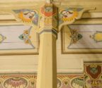 Detale architektoniczne i zdobnicze - widzimy zwieńczenie drewnianej kolumny z malowidłami. Malowidła są także na ścianach i suficie.