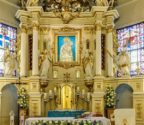 Ołtarz główny z cudownym obrazem Matki Bożej Pocieszycielki Strapionych, Pani Ziemi Grójeckiej. Obraz jest przyozdobiony sukienką wykonaną ze srebrnej blachy oraz papieskimi koronami.