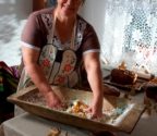 Pani Elżbieta w swojej kuchni. W drewnianej niecce wyrabia ciasto na fafernuchy.