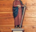 Figura rzeźbiarska przedstawiajaca postać św. Pawła z mieczem w dłoni.