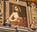 Obraz z wizerunkiem Chrystusa w koronie cierniowej,  z raną po przeszyciu włócznią.