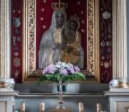 Obraz Matki Bożej z Dzieciątkiem z XVII wieku, umieszczony w ołtarzu głównym. Postać Matki Bożej okryta jest suknią tkaną ze srebrnych nici, postać Jezusa ma suknię złoconą. 
