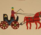 Wycinanka autorstwa Czesławy Konopki przedstawiająca powóz ciągnięty przez konia.