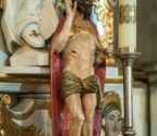 Detal rzeźbiarski z ołtarza - figura Chrystysa Zmastwychwstałego.