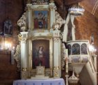 W centrum pomalowanego na biało ołtarza ze złotymi detalami, znajduje się obraz przedstawiający św. Katarzynę. Po prawej stronie widoczna ambona.