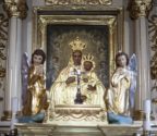 Wizerunek Matki Bożej z Dzieciątkiem, w złotej sukience. z dwóch stron wyrzeźbione aniołki.