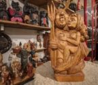 Wnętrze muzeum mieszczącego sie w piwnicy wieżowca. Na pierwszym planie drewniana rzeźba rubasznego diabła z nagą kobietą. W tle półki z figurkami diabłów.
