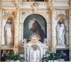 Widok na ołtarz. Zwraca uwagę biały kolor ołtarza ze złoceniami. Po bokach widzimy figury świętych Piotra i Pawła. Na środku - obraz przedstawiający św, Antoniego z małym Jezusem.