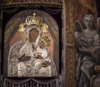 Obraz Matki Boskiej Goźlińskiej z Dzieciątkiem, w srebrnej sukience i złotej koronie. Widzimy z bliska iluzjonistyczne malowidła na ścianach.