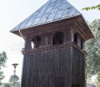 Drewniana dzwonnica kryta czterospadowym blaszanym dachem.