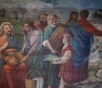 Scena cudownego rozmnożenia chleba we wnętrzu kościoła - polichromia na ścianie.