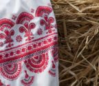 Fragment koszuli tradycyjnej z haftem kurpiowskim z Puszczy Białej.