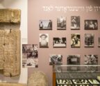 Wystawa poświęcona kulturze żydowskiej. Na ścianie wiszą zdjęcia dawnych mieszkańców oraz fragmenty macew (nagrobków). W gablotach wyeksponowane są przedmioty związane z kulturą żydowską.