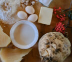 Składniki na buraczniaki - ugotowany burak, mąka, masło, jajka, drożdże rozpuszczone w mleku.