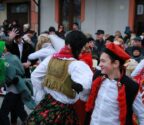 Chłopcy w przebraniach tańczą na ulicy Jedlińska.